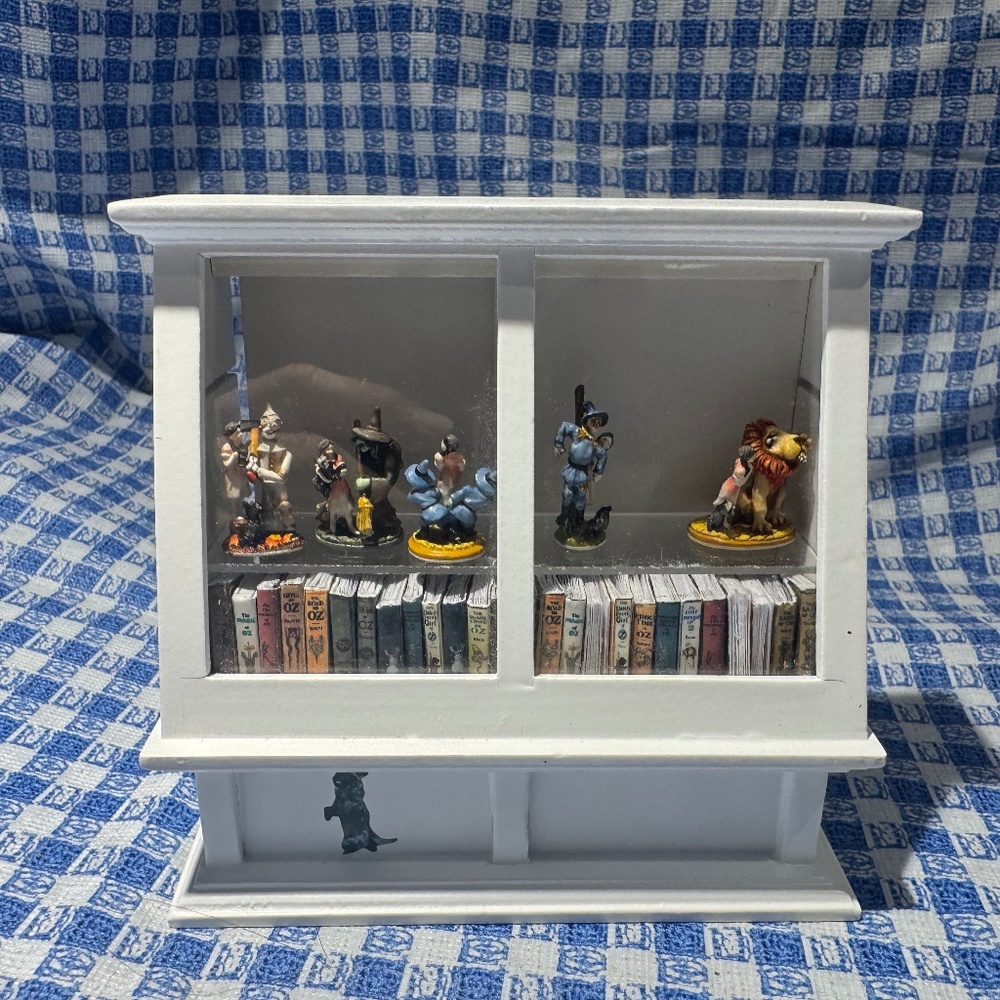 Wizard of Oz set of five Goebel Lot collectible miniatures & Display
